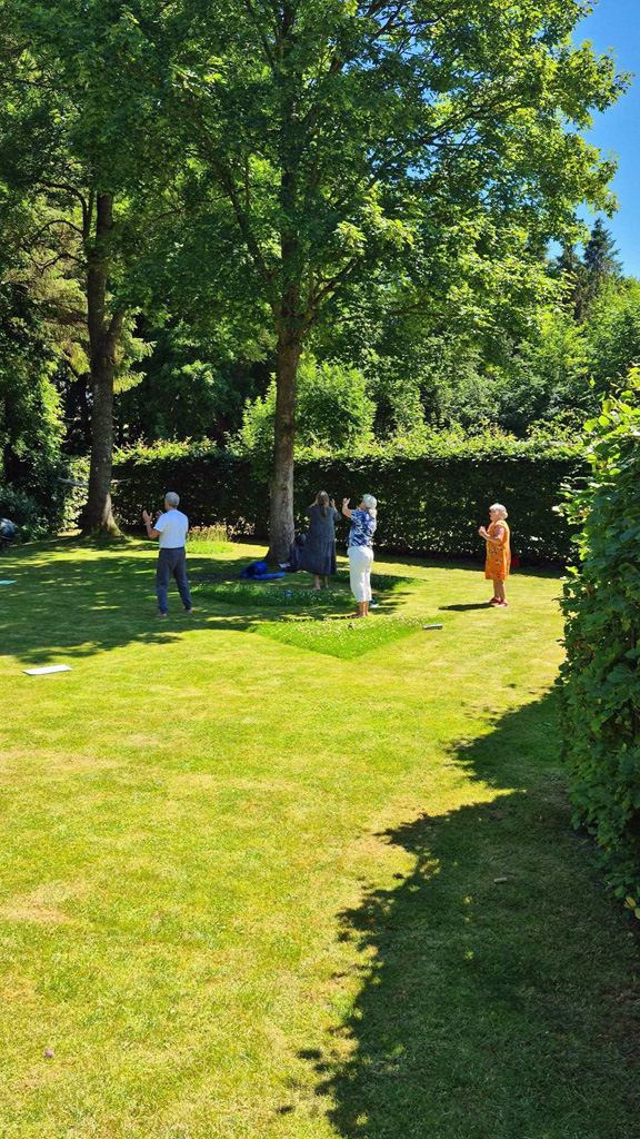Ulla Kronel og hold har Wuji Gong i haven under det store træs skygge.